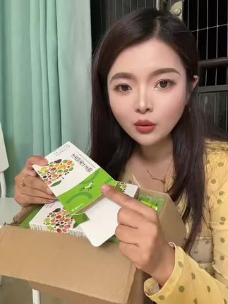 爱吃不爱动,还想不长肉?那你一定要试试这个益生元果蔬果冻,它含有丰富的膳食纤维,还添加了多种益生菌,每天来两颗,轻松补充所需营养,而且还是清甜的山楂味,大人小孩都爱吃。