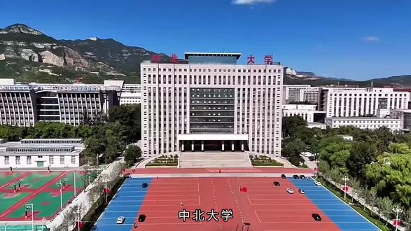 一个初中生当着张雪峰的面说:“以后满大街都是研究生,读书还有啥用?出来不照样送外卖?”
张雪峰直接回了一句:“孩子,你这笔账算反了。”
他说,咱就拿送外卖说事。
没怎么读过书的人,骑上电动车,手机一响——“叮,有单了”,跟着导航走,送到,五块钱到账。然后呢?找个台阶一坐,刷视频,等下一单。他头顶的天就是天,眼前的楼就是楼。
读过书的人,也可能在送外卖。一样的车,一样的箱子。但他送完一单,不会干等着,而是在琢磨。他会想:这条街中午爆单,旁边那条街为什么晚饭时间才忙起来?这些店能不能拉个群,我直接包下这片区域的配送?他会算:一个人跑,一天三百,拉几个人组个队,一天能不能干到三千?
看出来没?区别不是你送不送外卖,而是你低头的时候,眼睛是只盯着脚下的柏油路,还是会抬头看看天上的云。
那张文凭,不是铁饭碗,是你人生牌桌上的一张“门票”。没这张票,很多局你连坐上去的资格都没有。现在稍微像样点的公司,招个前台,简历堆成山,人事第一件事就是先筛掉“大专以下”。你的简历,可能还没被人瞅一眼,就直接进了碎纸机。真正残酷的是,读书最大的用处,不是保你一辈子风光,而是让你掉进坑里的时候,还有本事自己爬出来。
你见过太多人了,三十五岁,公司一句话就让你走人。没那张文凭,没点硬本事,你能往哪去?保安、保洁、代驾。想转行,人家连面试的机会都不给你。到那时候你才明白,十几岁熬夜刷题那点苦,根本不算什么。真正苦的是——眼睁睁看着机会就在眼前,自己却连伸手的资格都没有。
读书给你的,其实就两样东西:一个是扛得住事的脑子,一个是能翻盘的底气。
你啃过最难的题,背过最长的古文,你就不怕以后工作上那些破事。你手里有那张“门票”,哪怕暂时输得精光,你随时都有资格换个场子,再来一句:“我还能上。”
说白了,读书不是为了让你比别人高一等,而是为了不让别人随便把你踩在脚下。它让你有能力选择送外卖,而不是“只能”送外卖。
这个“选择权”,比什么都值钱。
●