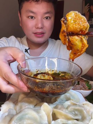 这个油泼辣子,辣度刚刚好,超级香,不管是拌凉菜还是蘸饺子都非常好吃下饭,三种口味喜欢吃哪个赶紧拍吧 #妈呀太香了 #万能蘸料 #美食推荐