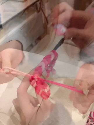 宝,凭咱两的关系,你也会亲手编这个#三丽鸥发绳 给我的,对吧~#手工礼物 #发圈头绳 #手工diy #情侣礼物