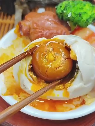 海鸭蛋,每一颗都浸着海风的咸鲜。沙酥蛋黄流心起沙,蛋白细腻弹嫩,一口尝尽潮起潮落的滋味,自然孕育的鲜香,藏着大海的慷慨。#鸭蛋 #咸鸭蛋 #咸香鲜美