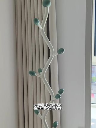 S型衣帽架,不同的配色满足你的需求,现在价格超值哦!这个S型 衣帽架不仅颜值高,而且功能强大实用,不仅可以挂衣服帽子,还可以放包包、鞋子等等生活用品,让你的家更加整洁有序,再也不用担心找不到东西了。立即下单,把这款实用的衣帽架带回家吧!#橄榄树角落挂衣架 #卧室落地转角衣帽架 #S型衣帽架推荐 #S型衣帽架