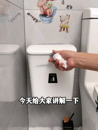 卫生间壁挂式带盖垃圾桶,不占空间,一键打包干净卫生,可以避免尴尬,减少异味,想挂在哪里就挂哪里,方便好用哦。#垃圾桶 #壁挂式垃圾桶 #卫生间好物 #免打孔#壁挂垃圾桶