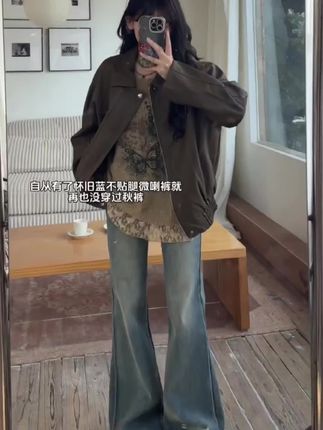 哇哇!!这条裤子真的太绝了!它是那种复古蓝的配 色,上身超级好看,而且还是微喇的设计,特别显瘦遮 胯,弹性也很大,穿着很舒服。它是高腰的版型,能够 很好的拉长身材比例#设计感 #显高显瘦显腿长 #复古牛仔裤#微喇牛仔裤#牛仔裤穿搭