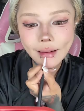 这支唇线笔我真的要爱一辈子!新手也能轻松画出嘟嘟唇卧蚕下至,真的太绝了!#美妆种草 #唇线笔推荐 #卧蚕画法 #嘟嘟唇