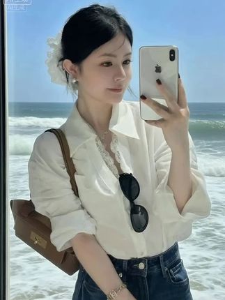 【谁懂啊!这件白衬衫把法式慵懒高级感焊在身上了】 宝子们快看这件蕾丝拼接白衬衫!法式宽松版型慵懒又随性,蕾丝细节一整个精致住,小众设计感直接拉满~ 搭高腰牛仔裤,日常出街是随性时髦精;换条半身裙,秒变温柔气质女神,在高档场所也毫不违和,质感在线还能赚佣金,性价比直接封神!这种又显气质又有设计感的衬衫,错过真的会拍大腿!#优雅气质 #出游穿搭 #小清新穿搭 #高级感穿搭 #精致穿搭