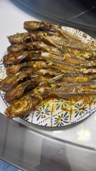 几十块钱就实现一家人吃鱼自由,而且肉嫩没小刺#家常饭菜 #嘎牙鱼 #小白秘制大香肠