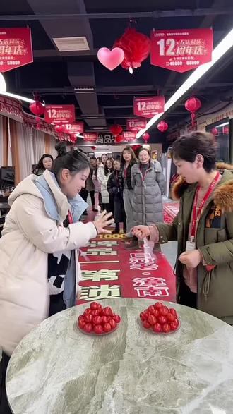 这么冷的天,大早上就在吃圣女果,会不会吃坏肚子呀😂😂😂#襄阳装修#早会游戏 #装修人的日常 #襄阳心亿装饰