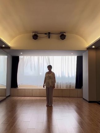 青砖伴瓦漆、白马踏新泥、山花蕉叶暮色丛染红巾。#唯美的中国风舞蹈声声慢。#