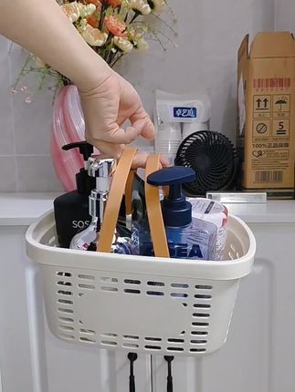 这款洗澡手提收纳篮能轻松收纳洗发水、沐浴露等洗护用品,解决浴室台面瓶罐杂乱、拿取不便的问题,其镂空设计还能避免积水,让洗澡更舒心、浴室更整洁 。#手提洗澡收纳篮#手提洗澡篮#收纳筐#沥水篮