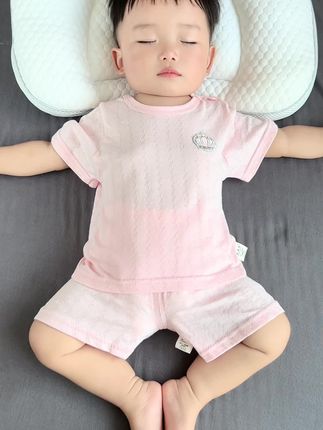 哇塞,小码才位数就给女儿抢了一套纯棉小套装, 一整个小面料做得又轻又薄又柔软, 还是婴幼儿A类的新生儿也能放心穿, 夏天天气热就要给宝宝穿这种纯棉的小衣服,吸汗透气又不闷热 妈妈们快安排#婴童服装 #母婴好物 #超薄透气 #婴儿衣服 #面料柔软舒适