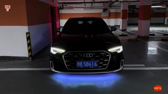 奥迪秒变暗夜王者发光车标自带流光特效解锁瞬间灯光炸裂开在路上回头率 200%#奥迪#发光车标#炫酷车灯#科技感拉满#暗夜神器