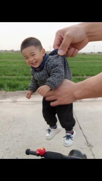 被拿捏的挠痒痒 ,道具真逗