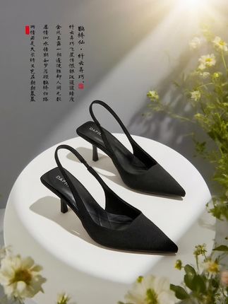 2025夏新款达芙妮仙女风一字带凉鞋 当经典黑色邂逅仙女风设计,这双高跟鞋便成了夏日优雅标配。细腻皮革包裹双脚,包头设计增添安全感,纤细一字带勾勒脚踝线条,5cm细跟稳显高挑。简约造型自带高级感,无论是搭配碎花裙的浪漫,还是牛仔裤的随性,都能轻松提升气质,通勤约会尽显温柔精致。#高跟鞋 #轻奢女鞋 #仙女鞋 #凉鞋#女鞋推荐