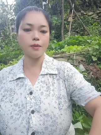 #自家菜园摘小菜。