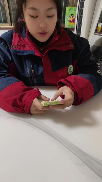 这娃今天不舒服,可怜巴巴地捧着碗嗦面条,眼神里写满了“世界欠我一个抱抱”。🍜🥹希望一碗热面能治愈他的小悲伤!#暖心时刻 #面条的力量 #生病也要好好吃饭