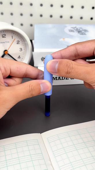 轻轻一按,即可出尖,超好用的按动式钢笔#钢笔 #英雄钢笔 #考试必备 #小学生练字专用 #好物安利