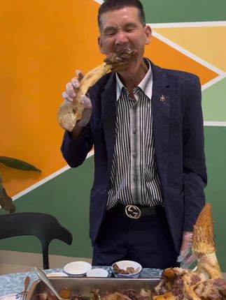 大口吃肉。