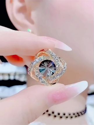精选铜合金材质巧妙合成,镶以锆石打造出闪亮满钻花朵造型。这218款耳饰作为耳钉或耳环佩戴,时尚气质轻奢感尽显,精致设计为整体造型添独特魅力。#耳饰搭配 #每日分享 #时尚饰品 #优雅气质 #美出高级感