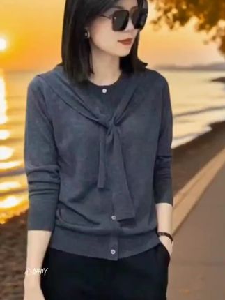 姐妹们春天一定要试试这件针织衫,真的是太好看了,而且特别百搭,不管怎么穿都很美!它是那种假两件的设计,非常有层次感,宽松版的很遮肉,就算肚子大也能轻松驾驭。春天穿上它真的很有春天的感觉,不管是出去玩还是日常穿搭都很合适,喜欢的朋友赶紧入手吧!#爆品推荐 #同款