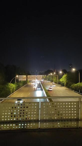 成年人的靠山,从来只有这三样 人到中年才慢慢醒悟,当收入断层、身处低谷时,酒桌上的许诺会消散,热恋时的情话会褪色。真正能稳稳托住你的,是卡里攒下的底气,是扛得住风雨的体魄,更是咬牙不肯认输的自己。靠人不如靠己,这才是成年人最硬核的安全感。#成年人的世界 #靠自己才靠谱 #人间清醒感悟 #中年人生感悟 #情感共鸣