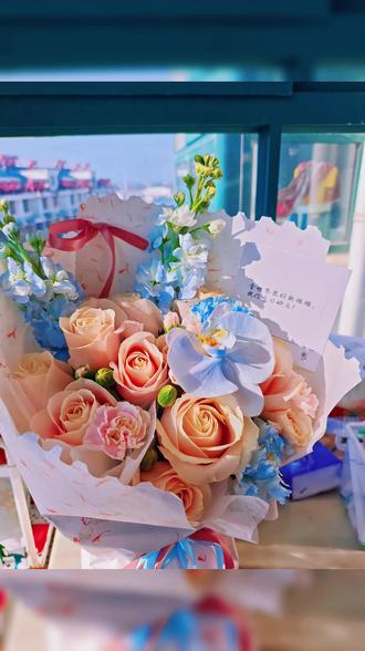 新的一岁,被妹妹的花束和爱意包围,平安喜乐就好✨,谢谢我直男老公的红包。妈妈生怕我没衣服穿,又买了两件外套。昨天晚上我闺女对儿子说明天妈妈生日。我们买个蛋糕吧!感谢你们深深的爱。生日快乐🎂