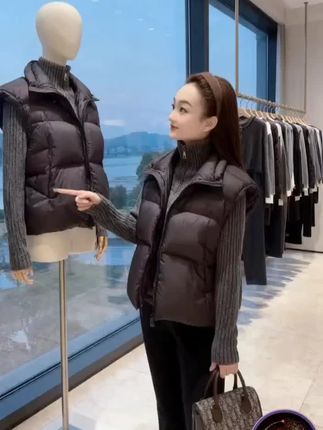 2025秋季新款三件套,以时尚气质为核心,打造宽松慵懒的松弛感穿搭。上衣采用柔软亲肤面料,利落线条中透着随性,适配多种身形;马甲作为造型亮点,简约剪裁叠穿更显层次,轻松提升精致度;裤子延续宽松版型,垂坠感佳,修饰腿型同时保证舒适自在。整套设计贯彻百搭理念,无论是日常通勤搭配小白鞋,还是休闲出游配帆布鞋,都能轻松驾驭,让你在秋日里无需费心搭配,就能穿出不费力的时髦感。#时尚气质穿搭 #高端大气 #休闲百搭 #高端女装搭配