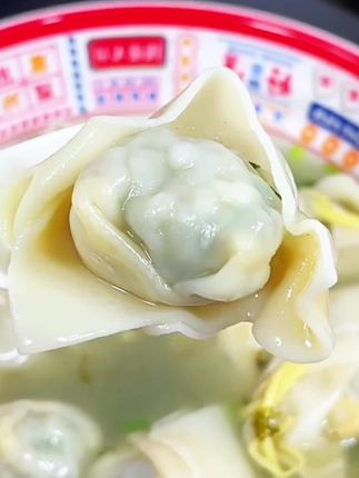 一口下去满满的猪油香,这个大馄饨简直是太赞,太好吃了! #馄饨 #饺子 #水饺 #上海特色美食推荐 #早餐吃什么
