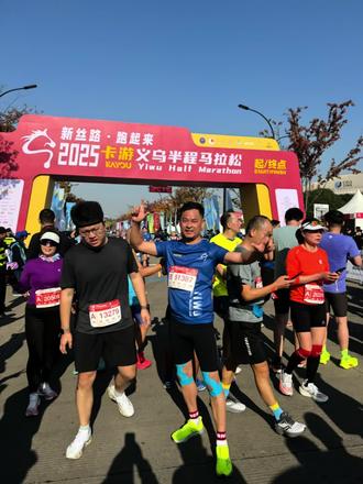 记录首个半马2:01:47秒 (义乌)#马拉松赛事