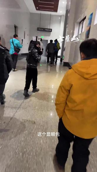 第二届荒野求生比赛提前结束,八位选手并列冠军,每人6万奖金 选手昨天晚上出山,今早去医院检查。
#七星山荒野求生决赛 #老六荒野