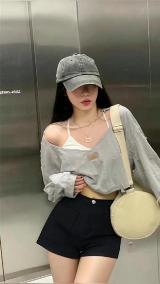 一条短裤的三种超绝穿搭风格 展示一条黑色短裤搭配不同上衣的三种风格,街头、通勤、休闲全涵盖。