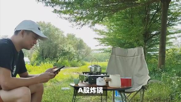 A股炸锅!卓胜微董事长天价离婚,前妻分走13亿股票 A股炸锅!卓胜微董事长天价离婚,前妻分走13亿股票,两年内第二起 家人们,大家好,我是海明!A股又爆大瓜了,这次还是熟悉的“天价离婚”戏码,而且就发生在国产射频芯片龙头卓胜微身上,前妻一出手就分走13亿股票,瞬间刷屏资本市场,引发全网热议! 就在2月11日深夜,卓胜微突然发布公告,公司董事长、实控人许志翰,已经和前妻张昱友好解除婚姻关系,双方就财产分割达成了明确协议。核心分割内容特别震撼——许志翰将自己直接持有的1715.2万股卓胜微股票,全部分割给了张昱。 按公告当日75.16元的收盘价计算,这部分股票市值足足有12.89亿元,差不多就是13亿!可能大家对这个数字没概念,这相当于普通人不吃不喝,奋斗上万年都挣不到的财富,一场离婚就直接分割完毕。 更值得关注的是,这已经是卓胜微两年内第二起天价离婚案了!还记得2023年,公司另一位实控人唐壮离婚,前妻易戈兵直接分走了近34亿元的股票,当时还创下了当年A股离婚财产分割的纪录。 不过这次和上次不同,为了稳定市场,张昱承诺将股票表决权全权委托给许志翰,还和其他实控人一起承诺,6个月内不减持任何股份,所以2月12日卓胜微股价只微涨0.05%,波动不大。 其实这种A股上市公司实控人离婚,从来都不只是个人私事,还关乎公司经营稳定和投资者利益。虽然这次卓胜微稳住了控制权,但两年两起天价离婚,还是让市场格外关注。关注我,社会热点、财经大事,我都第一时间跟踪,带大家看清背后的门道!