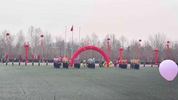 临汾一中高三百日誓师大会
儿子舞狮助力,妈妈现场观礼👏👏👏
真可谓台上十分钟,台下付出多少功
儿子和同学们年前年后紧锣密鼓的排练,
只为将最精彩的一面展现给大家,
当妈妈的为孩子自豪骄傲,
但内心深处特别心疼孩子,
狮尾不仅要有力量来托举前面的队友,
1米8的个子弯腰驼背不敢直立,
每天回来当妈妈的问的最多的一句就是累吗?
孩子懂事的回复我:不要紧就10几分钟😂
虽然辛苦但是能做为8头狮子,
16人当中的一员, 特别荣幸👍👍👍
宝贝加油,人生就是如此,
想要收获荣誉,就要付出不为人知的辛苦✊👊👍##临汾一中百日誓师大会 #演出现场拍摄 #高考加油