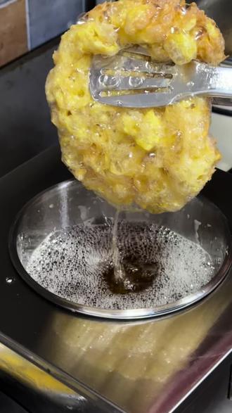 给大家看下我们的炸蛋出炉过程,喜欢的姐妹在家也能做😎#美食鉴定 #晒出我亲手做的美食 #螺蛳粉 #炸蛋