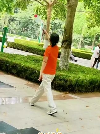 你喜欢打太极柔力球,它用的是标准的手柄,碳纤维的材质,拍面是全新升级款,让你更好的控制住球的方向。