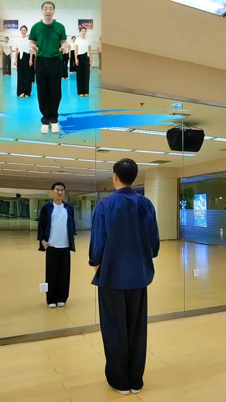 太喜欢这个音乐了,第一声笛子,就让你《秦腔即兴曲》来源
创作者:民间艺人安爱民(安彪)。
创作时间:20世纪末。
创作素材:取自秦腔曲牌间奏《苏显赶驾》,融合秦腔苦音、花音等西北音调。
原始形制:板胡独奏曲,后移植为唢呐、笛子、二胡等版本。
文化根脉:源自中国西北(陕西、甘肃一带)秦腔戏曲音乐,尽显黄土高原苍凉豪迈气质。