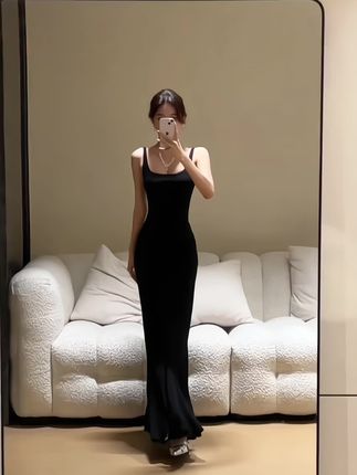丝绒吊带鱼尾连衣裙#连衣裙穿搭 #吊带连衣裙 #鱼尾裙 #显瘦连衣裙 #连衣裙推荐