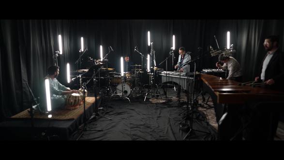 🥁 《鼓人类学 Drumthropology》Vol. 1154 — Salar Nader · Seven (Live at Rockwell Studio)
关键词
世界打击乐|节奏层次|现代合奏
音乐人是谁
Salar Nader 是著名阿富汗打击乐演奏家,以演奏传统乐器 tabla 以及跨界打击乐合作闻名。他曾与多种世界音乐和现代室内乐团合作。这次演出与 Third Coast Percussion 一起完成作品《Seven》,现场录制于 Rockwell Studio。
很多人第一次听这种打击乐合奏时会觉得:
节奏很多,
但音乐却非常清晰。
原因在于这种音乐非常强调——
节奏层次。
在这种编制中:
不同打击乐负责不同节奏循环,
有的维持脉冲,
有的加入变化。
当这些节奏一层一层叠加时,
音乐就会形成非常丰富的律动结构。
你听到的不只是打击乐器,
而是一种 由节奏构建的音乐空间。
🎯 鼓人类学一句话
节奏的魅力,在于层次与互动。
📎 标签
#鼓人类学 #SalarNader #ThirdCoastPercussion #WorldPercussion #Tabla