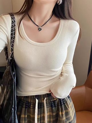 秋天到了,衣柜里的衣服也跟着换季了,快来试试这件百搭又好看的长袖T恤吧!它采用的是优质的面料制作而成,手感摸起来非常舒服,而且它的版型很好看,穿上特别显身材。不仅如此,这件长袖T恤还做了加固的圆领设计,不容易变形哦,喜欢的朋友赶快下单购买吧!