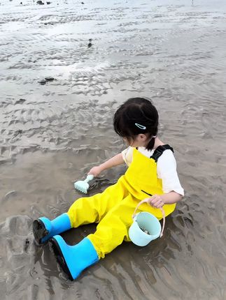 带孩子出去玩的,真心推荐安排上这个玩水服吧!赶海、溯溪、踩水必备,防风防水,还防止衣服弄湿弄脏,安全无异味#夏季玩水 #儿童下水裤 #涉水裤 #玩水的季节 #玩水的季节