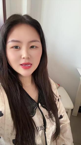 白裙子搭皮衣你们都买了吗?#白裙子 #皮衣 #春夏穿搭 #花是春游出片关键词 #鞋子加点粉彩风更抢眼
