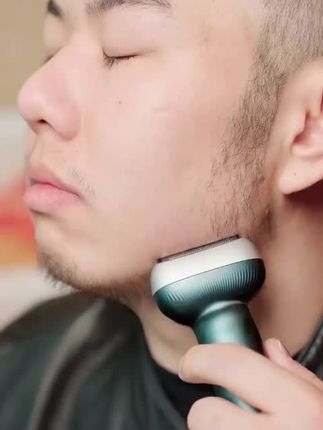 选对剃须刀真的很重要!超人剃须刀让你告别胡渣困扰,迎接清新每一天!它的外观简约大气,拿在手里就让人觉得非常有质感,而且它支持干湿双剃、整机防水,用完直接用水冲洗,方便又卫生。无论是出差旅行还是日常使用,都是你的理想选择,快来把它带回家吧!#剃须刀#日常#男友#送礼#防水