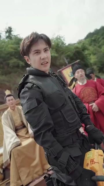 985高材生穿越古代第一天,就利用现代化知识打造出军事化武器,直接打得倭国跪在地上叫“爹”!#替身县令剿倭战 #穿越古代干倭寇 #古装 #好剧推荐 #因为一个片段看了整部剧