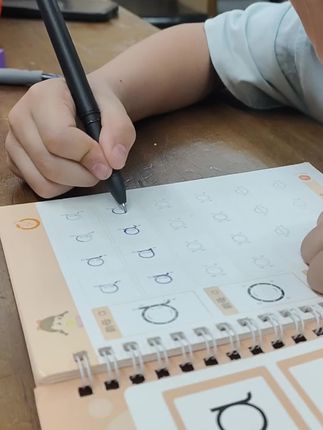 如果你家孩子刚开始写字也写的歪歪扭扭,快试试这套凹槽字帖!独特的凹槽设计能让孩子更好的控制笔尖方向,按照数字顺序沿着凹槽书写,搭配消失笔可以重复使用,真的很方便~ #每天进步一点 #培养孩子好习惯 #幼儿启蒙 #在家学习 #规范字书写