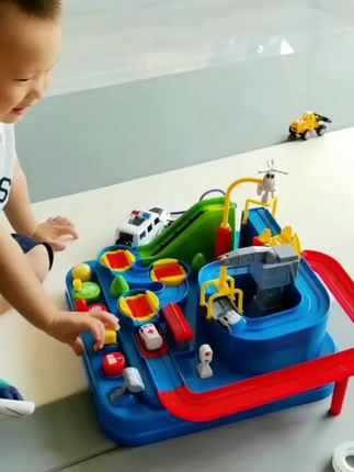 儿童好玩具,这个汽车大冒险闯关玩具,它里面有各种小汽车,它是专为儿童设计的益智玩具,提高孩子专注力。