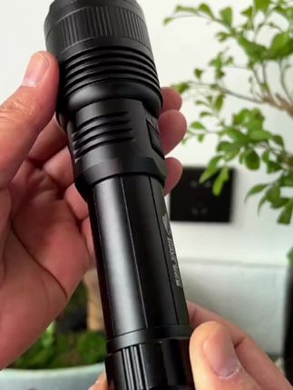 专业户外LED手电筒,具备灵活变焦功能,防水设计,伴您夜行无忧。品质之选,值得入手!#专业手电筒 #户外装备 #精选好物