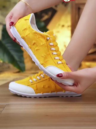 当阳光洒落,它闪耀着迷人的光芒。#只做高品质 #软底软面穿上超舒服 #潮流气质穿搭 #防滑耐磨 #好穿又百搭