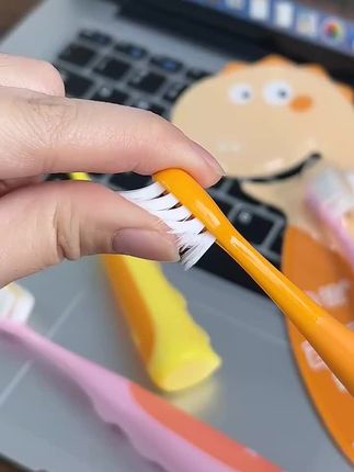 孩子的牙刷一定要经常换,这个修洁家的儿童牙刷,每只都是独立包装,干净又卫生,而且它还是超软毛的设计,可以更好的保护孩子的牙龈。手柄也是专门设计的,更加适合小朋友去抓握,可爱的卡通图案让孩子爱上刷牙。赶紧给你家孩子也安排上这个好用的牙刷吧!