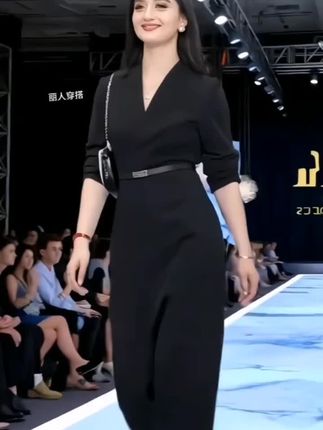 #2025早秋新款时尚连衣裙女轻奢风简约小众职业通勤显瘦西装裙##