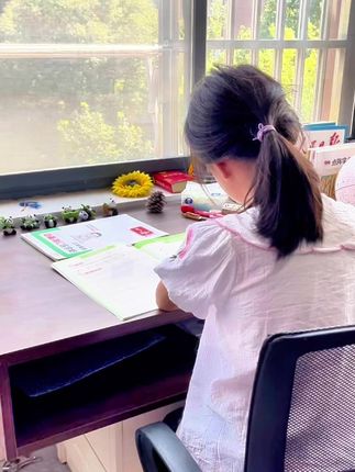 家有二升三娃的家长看过来!再忙也要盯着孩子每天练习一页单词书写,这套英语练字帖,它从字母书写规范入手,逐步过渡到三年级课本必背单词,练字的同时就能把新学期单词记牢。每天练一页,轻松无压力,搭配扫码即听的标准发音,书写、记忆、口语同步提升。不用费力监督,孩子自己就能坚持,轻松为三年级英语学习打下坚实基础#英语启蒙 #三年级英语 #练字帖 #英文字母 #小学英语